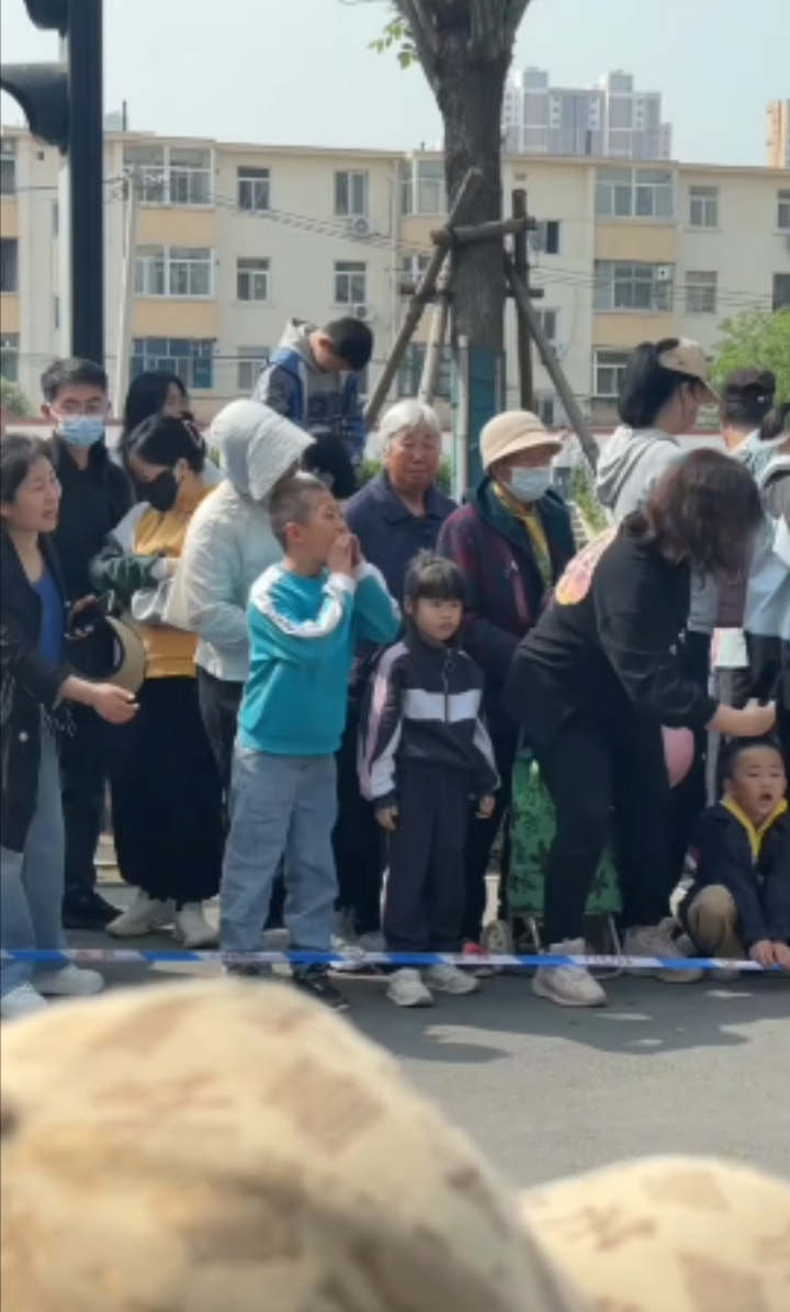 图：网友拍摄的呐喊小孩哥在网上“火”了