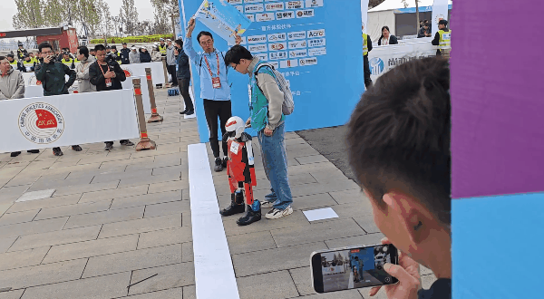 完赛率不到一半!机器人“跑远”难,首届马拉松有何意义?