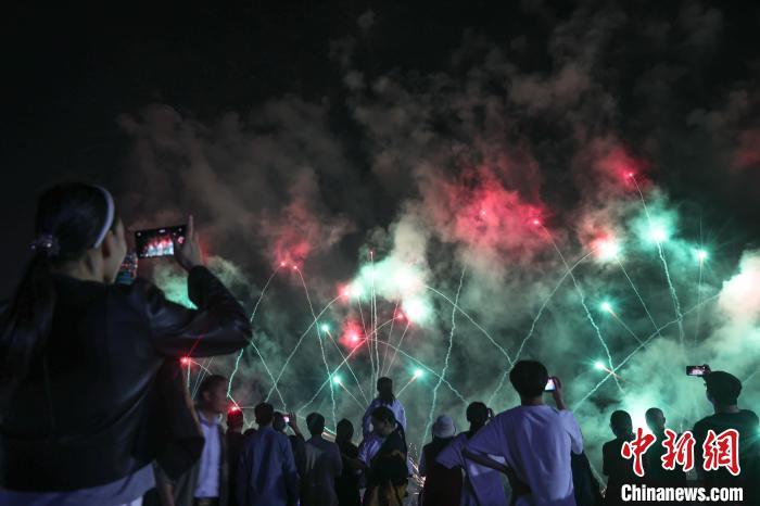 “中国烟花爆竹之乡”江西上栗举行春季创意主题焰火晚会(图)