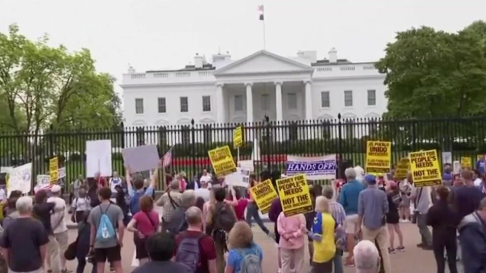 现场直击全美反川抗议！特朗普：你们越抗议，我越成功！