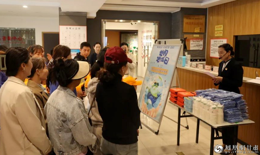 公众参观世界地球日主题展　甘肃舟曲特大山洪泥石流抢险救援纪念馆供图