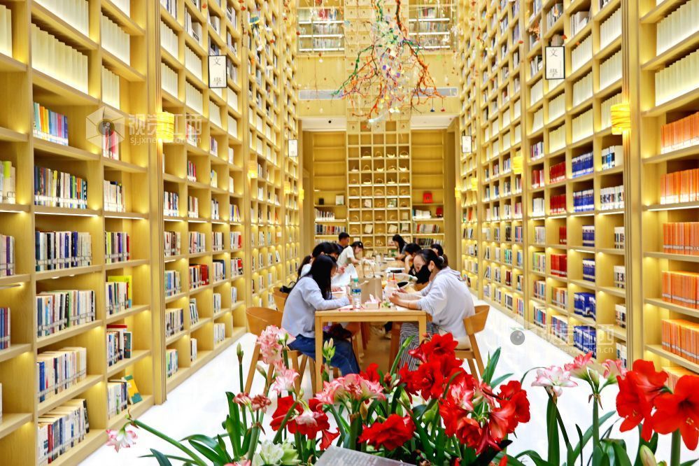4月19日，市民在贛江新區(qū)中醫(yī)藥科創(chuàng)城心海書屋閱讀。　　通訊員 袁 駿攝