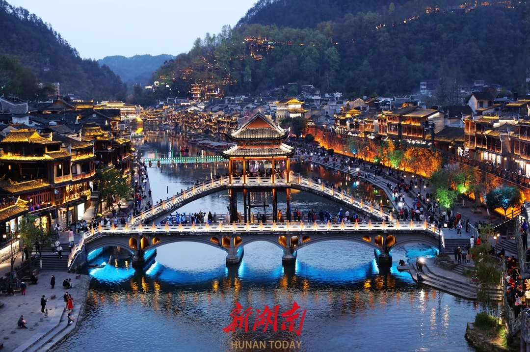 凤凰古城夜色如画。滕建康 摄