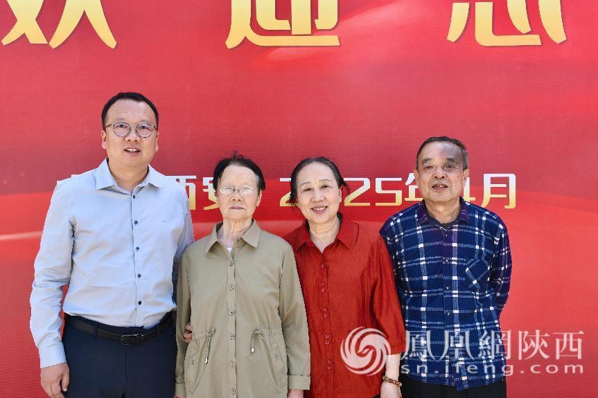 校友琚明与他的姥姥、母亲和父亲