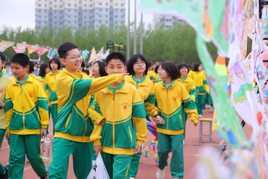 河间英华学校成功举办第一届校园风筝节，学生们在参观样式繁多的风筝。