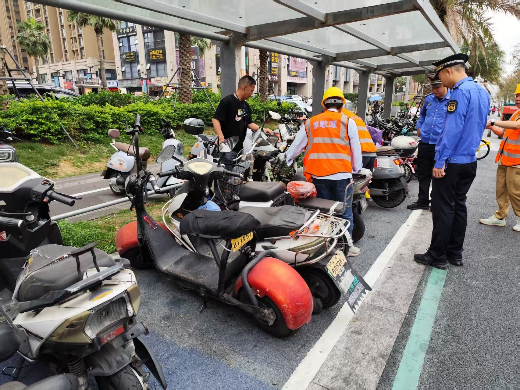 西乡街道重拳整治“僵尸车” 优化市民出行环境