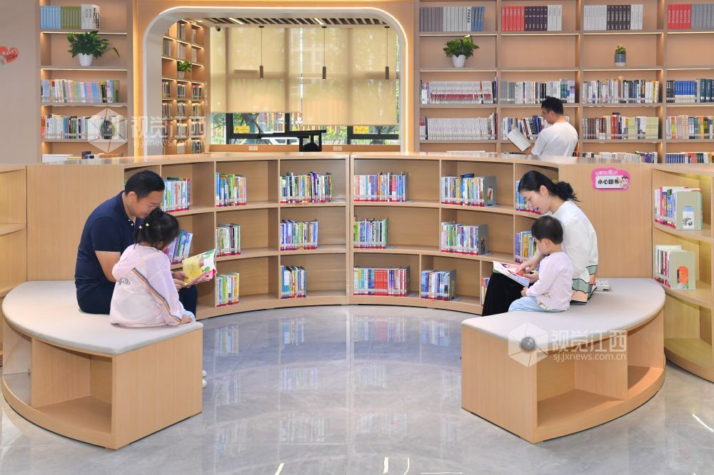 2025年4月22日,江西省吉安市吉州区市民在城北暖心书屋看书,享受阅读时光。