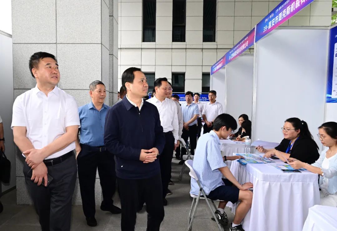 严允赴武汉大学开展“书记进校园”活动(图3)