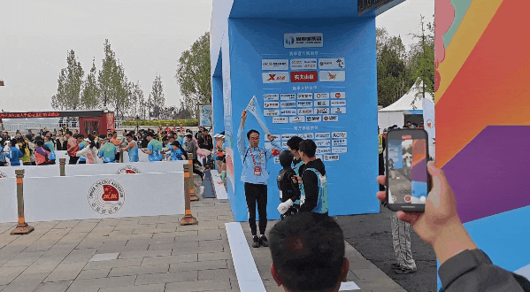 完赛率不到一半!机器人“跑远”难,首届马拉松有何意义?