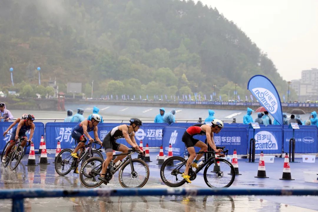 选手在自行车赛道展开争夺。胡坤明/摄