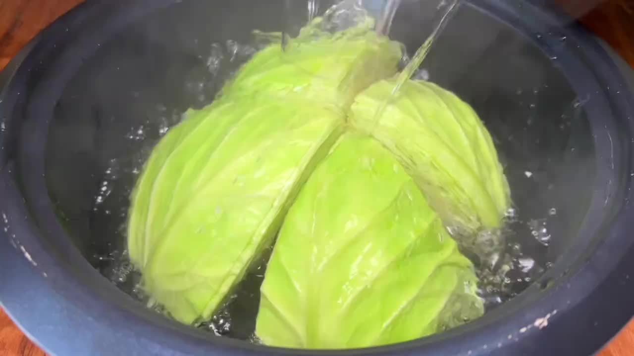 真的没想到用开水烫一下，放一个晚上就能吃到的酸菜