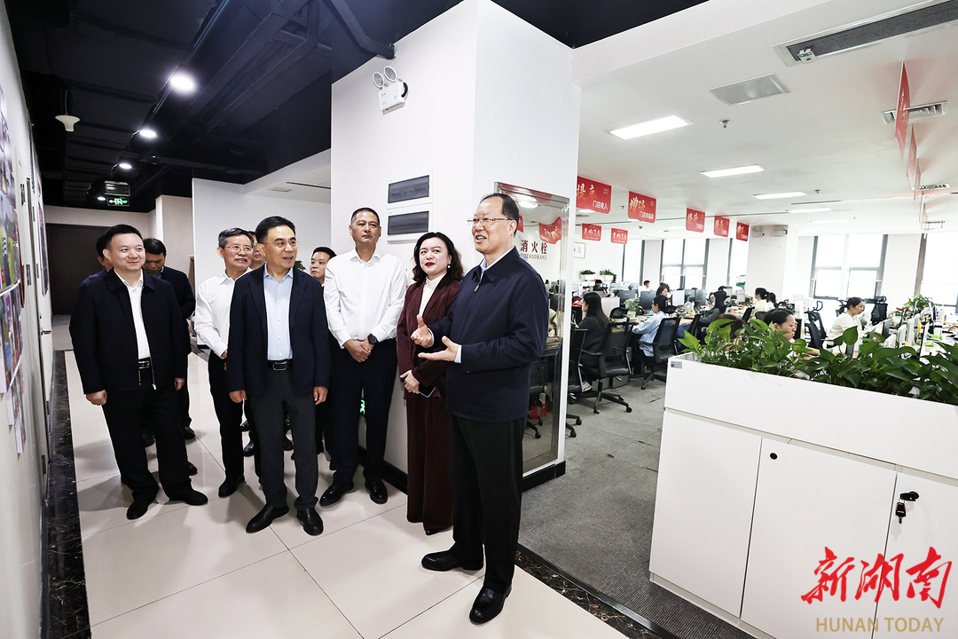 毛伟明在兴盛优选调研。