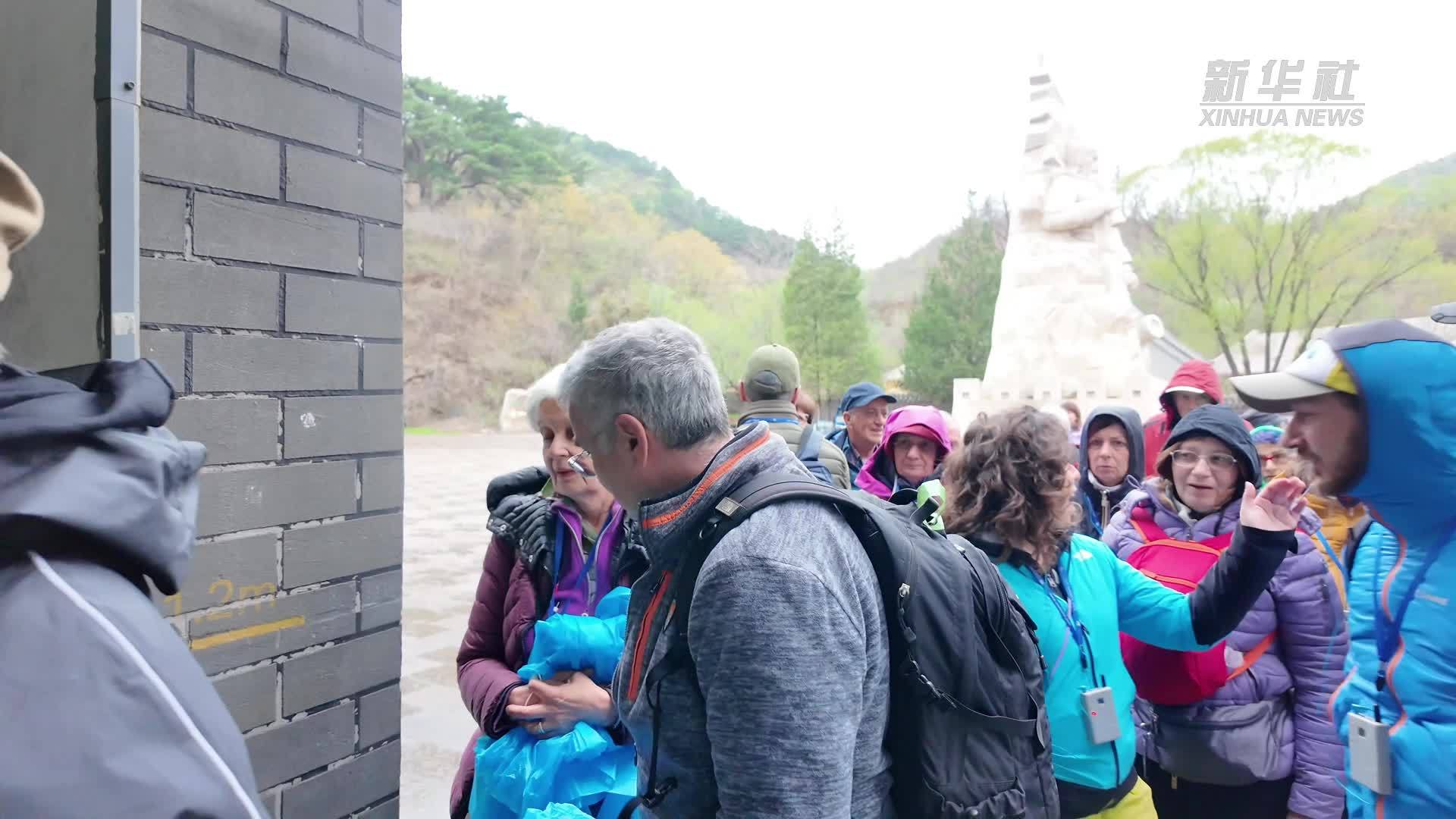 意大利游客在华感受古建筑魅力