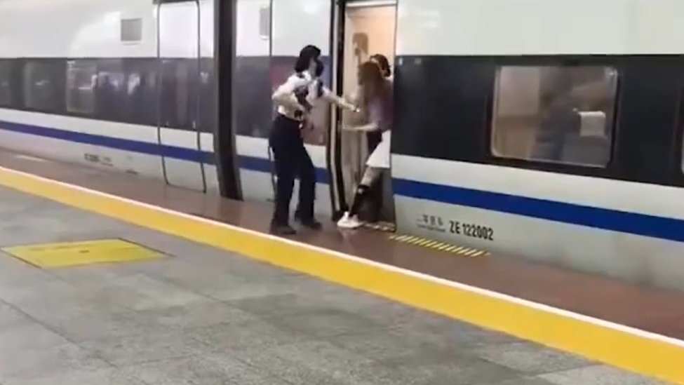 律师谈女子伸腿挡高铁车门被拘留：还可能被限制坐高铁