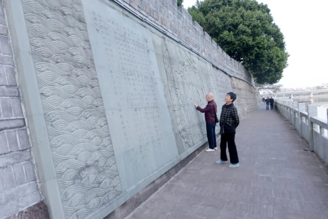 ▲市民在观看宣传壁画。