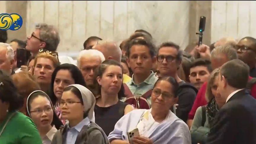 现场画面：梵蒂冈圣彼得大教堂前 民众排长龙瞻仰教宗方济各遗体