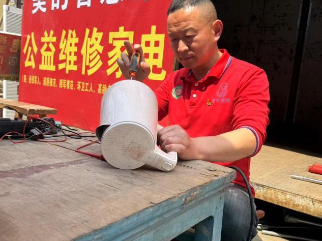 “商丘好人 德润人心”| 李金亮：二十年坚守但行好事 公益维修家电赢得好口碑凤凰网河南_凤凰网