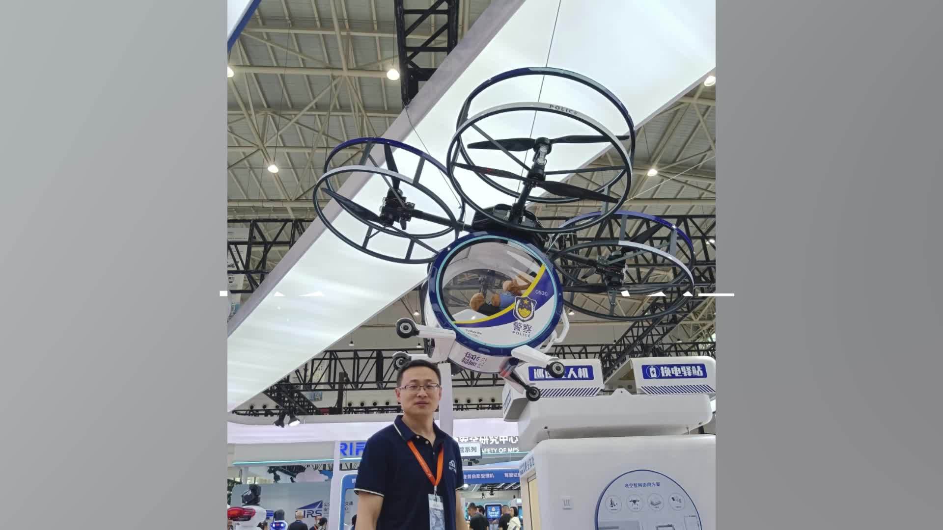 “飞行警车”亮相交博会，平地上垂直起降，﻿满电时可载一人飞行约50公里