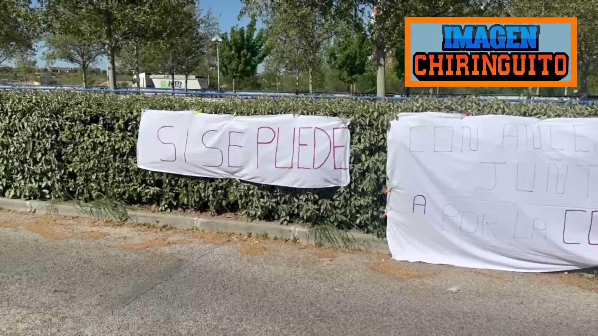 皇马球迷训练场外挂横幅为国王杯决赛鼓劲：是的，我们可以