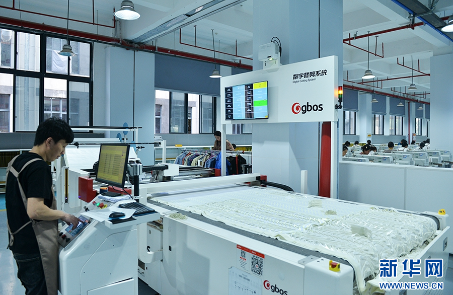 4月16日，河南睢县，一家制鞋企业的员工在工作。