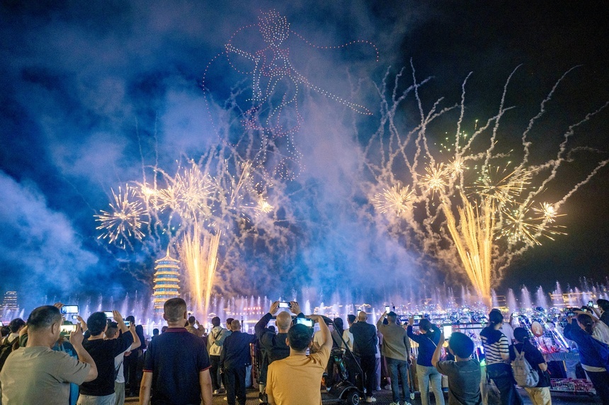 游客欣赏焰火表演