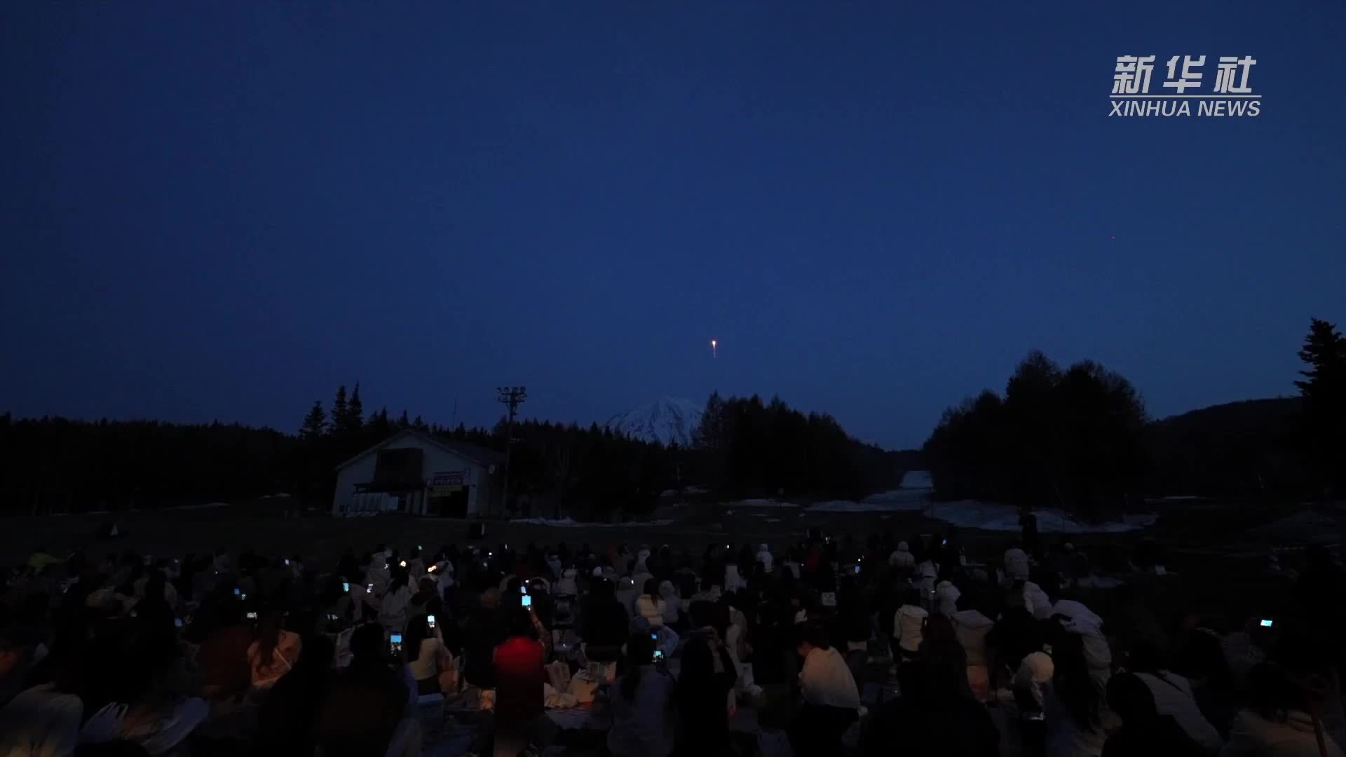 “绝景花火”绽放富士山下