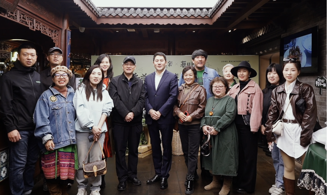 （老厨家春韭节品鲜会现场，各大媒体与美食达人莅临）