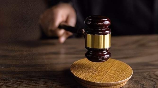 在漫画APP剪辑翻译海外漫画非法牟利2400余万，两公司被罚700万，20人获刑