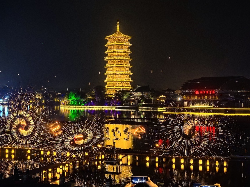 打铁花的绚烂与石渚塔相映成趣 张玲 摄