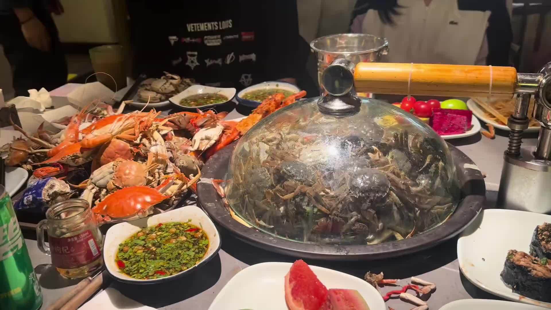 螃蟹：新来的别挤。扇贝：别吵吵了一会儿大家就都熟了