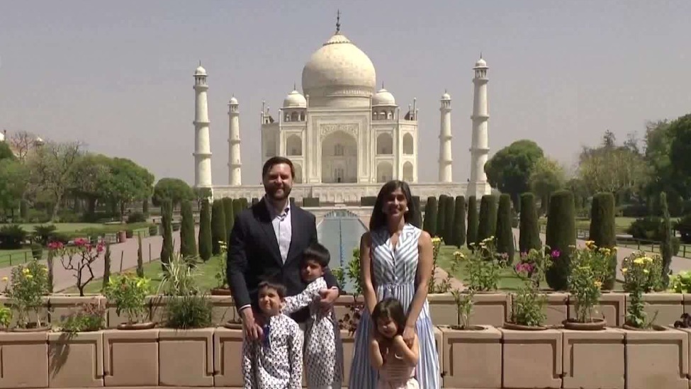万斯携家人参观印度泰姬陵