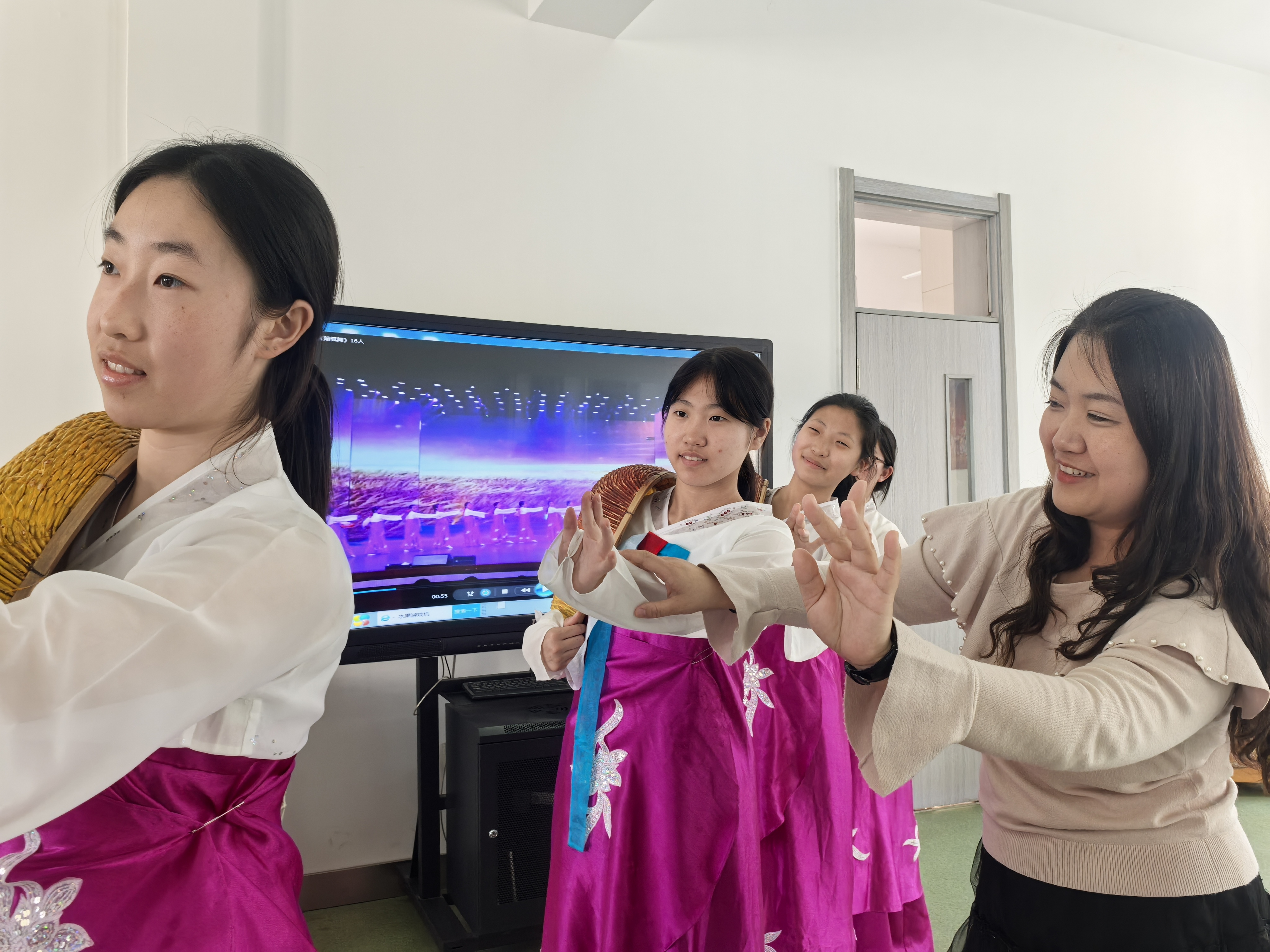 朴老师正在指导学生
