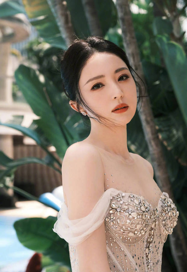 董璇直视镜头,优越五官非常漂亮。