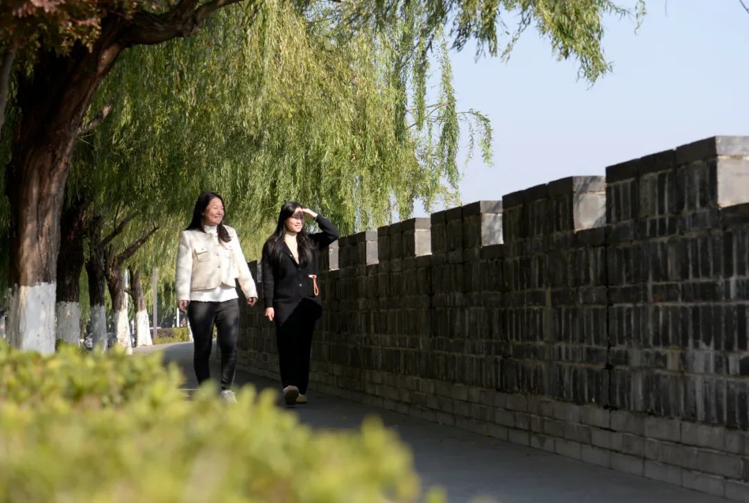 ▲市民徜徉在城墙上。