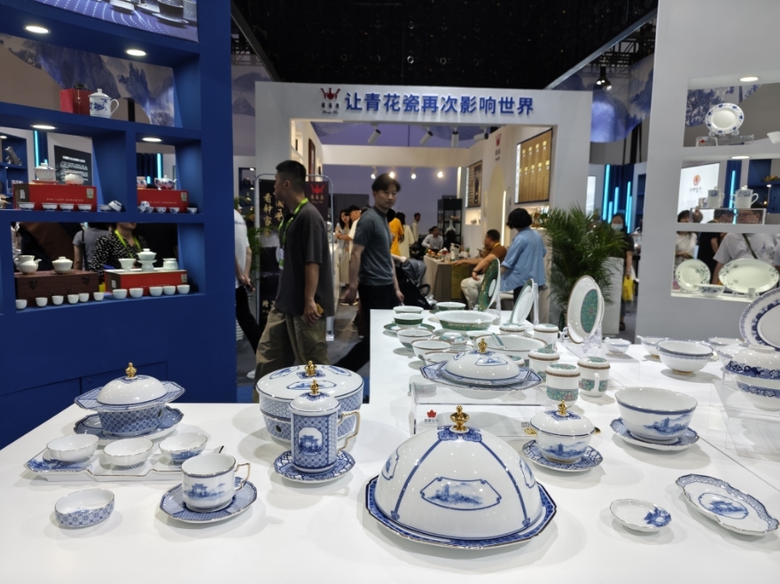 国瓷红叶新品《青花如意方棋雅趣餐具系列》荣膺第五届消博会“中国区全球礼物”殊荣