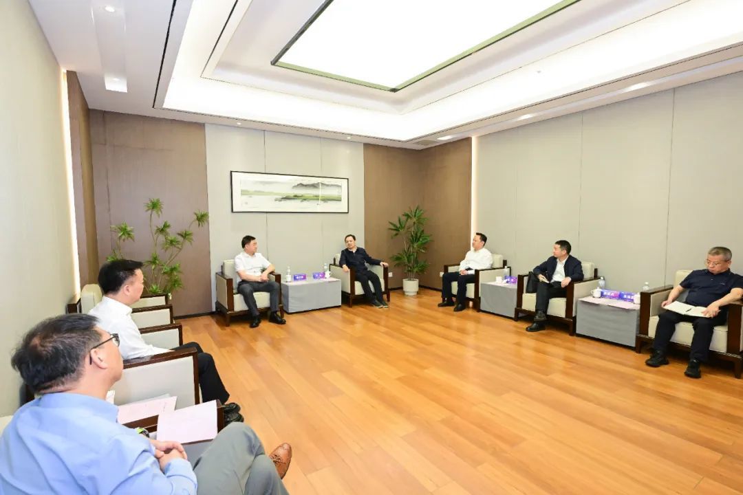 严允赴武汉大学开展“书记进校园”活动(图1)