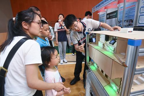 4月20日,第40届青少年科技创新大赛活动公开展示现场,选手们介绍自己的参赛项目。记者 郑宇 摄