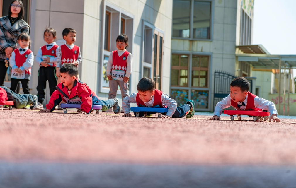 德兴市凤凰幼儿园组织“小铁人”开展旱地游泳比赛。胡坤明/摄