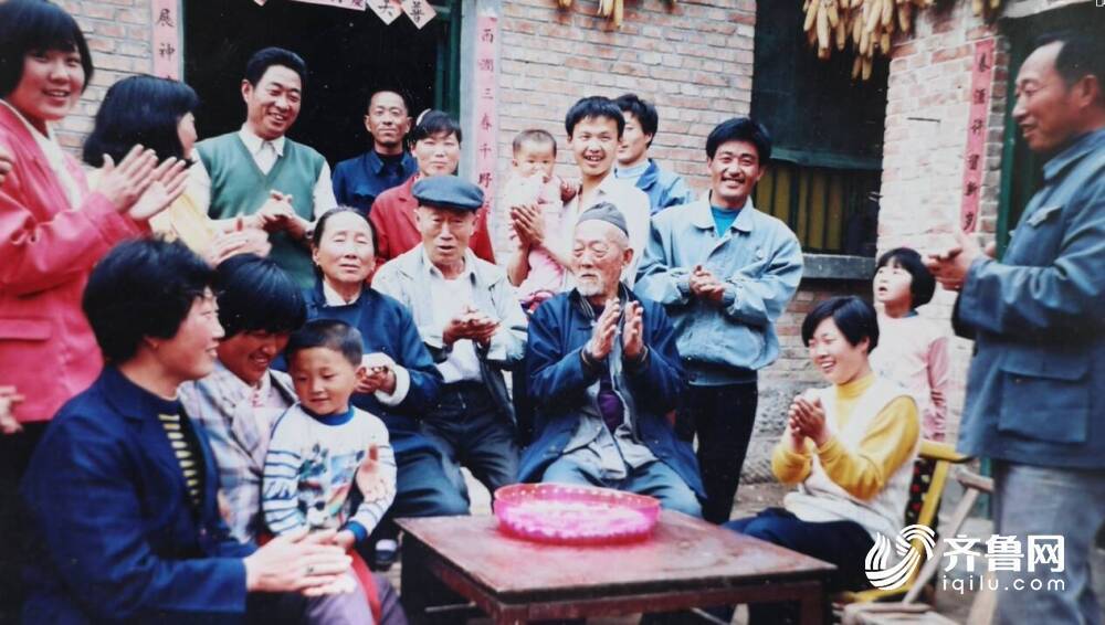 1996年4月30日，曹长温（左侧戴帽子者为曹长温）与全家人拍下唯一一张全家福。
