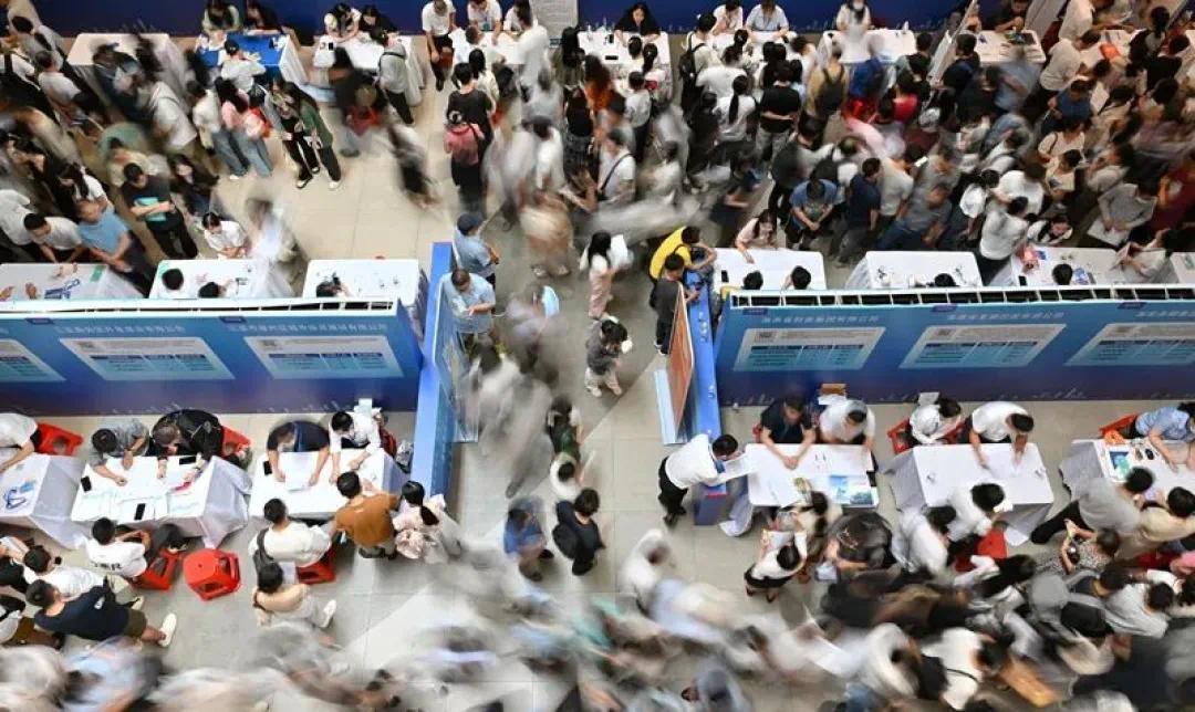 △“百万英才汇南粤”2025年N城联动春季招聘活动现场。来源：南方+客户端