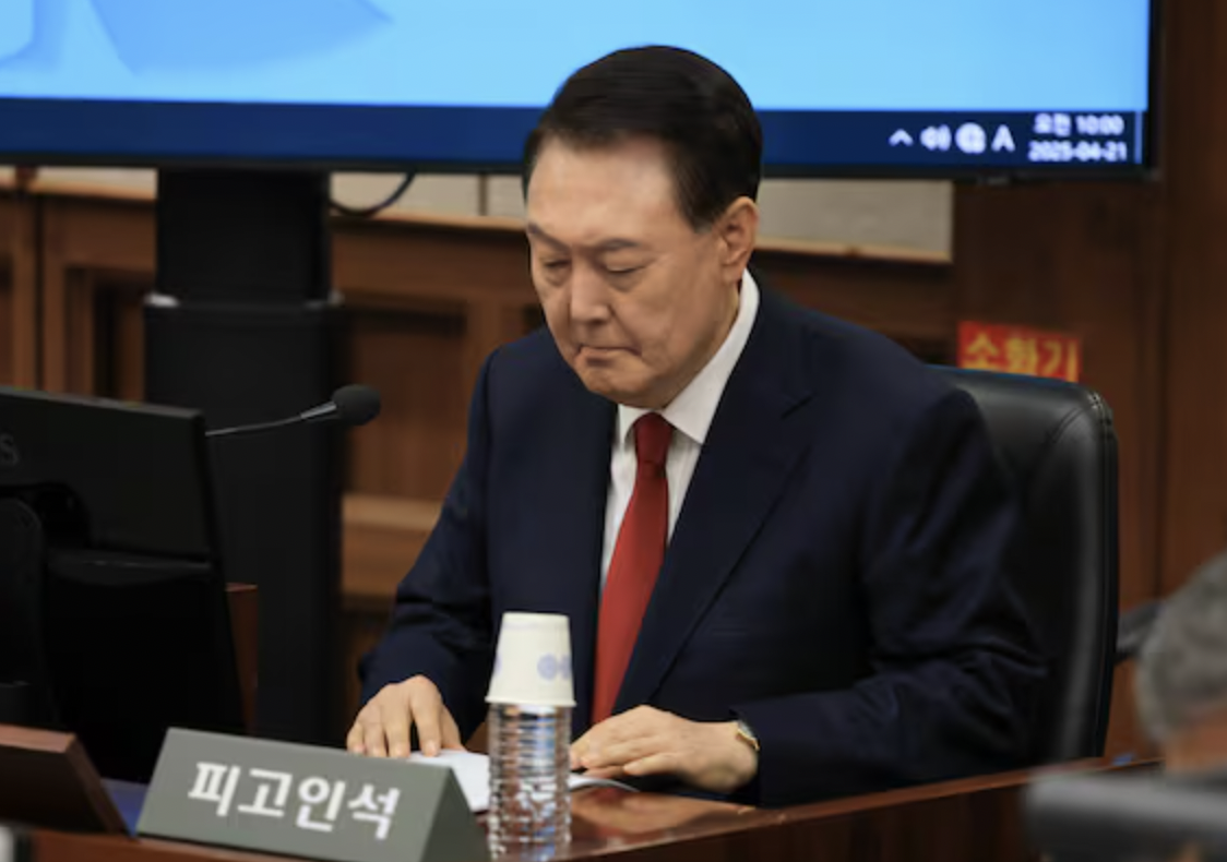 尹锡悦受审现场曝光:紧闭双唇,眼睛直视前方,没有看镜头