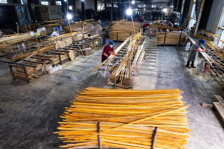 图为双牌县竹木产业智能科技园内的一家竹木精深加工企业,工人在加工竹条。新华社记者陈思汗 摄