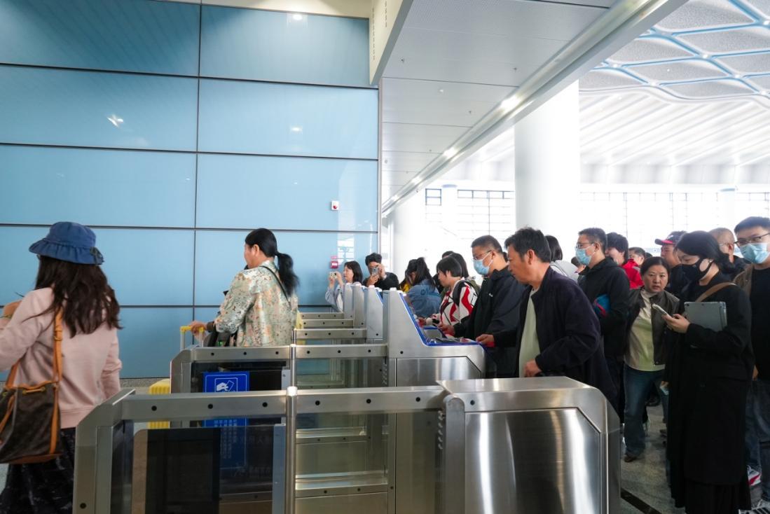 乘坐由日照站开往北京南的G4865次列车的旅客正在检票。丁敏航 摄