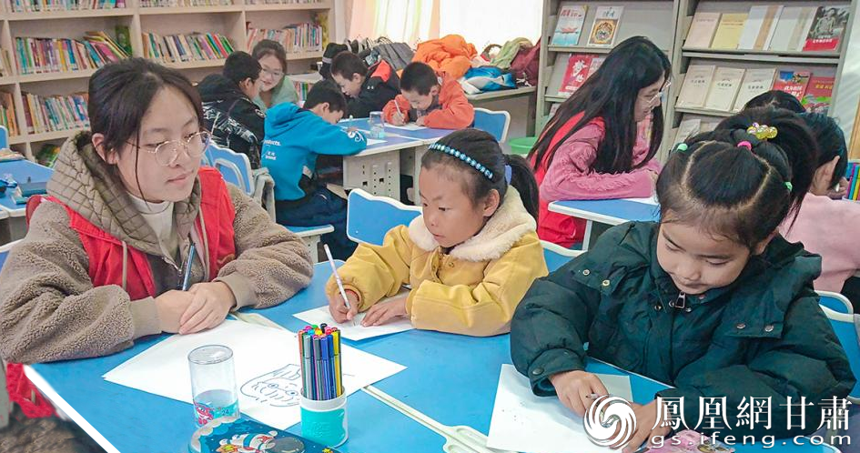 兰州大学志愿者在高墩营村农家书屋教孩子们画画　景正红　摄