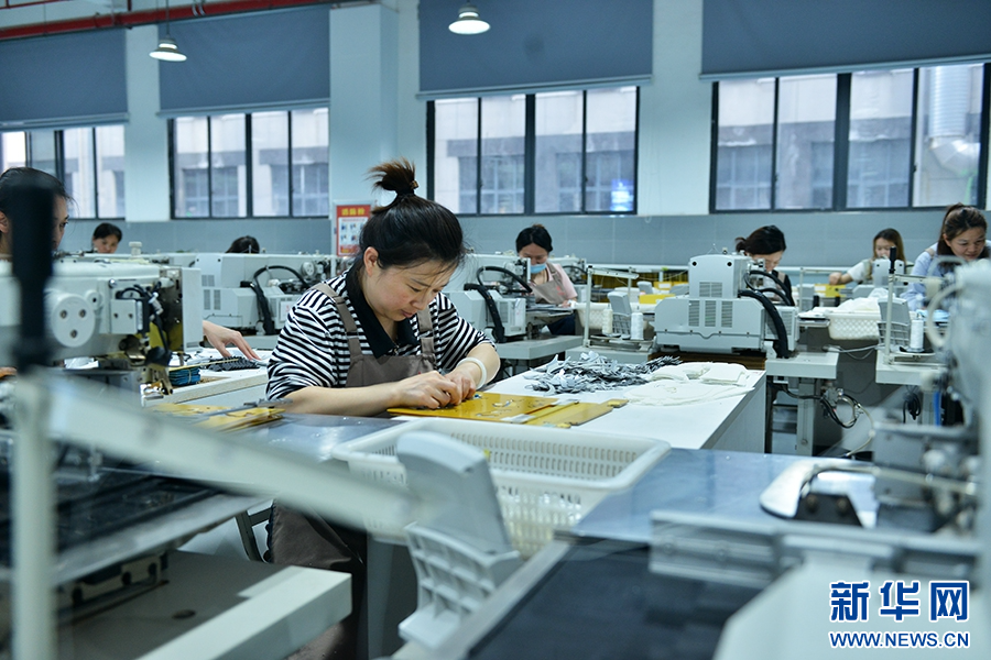 4月16日，河南睢县，一家制鞋企业的员工在工作。