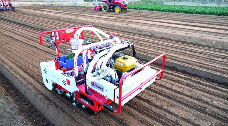 正在演示的气吸式叶菜播种机。