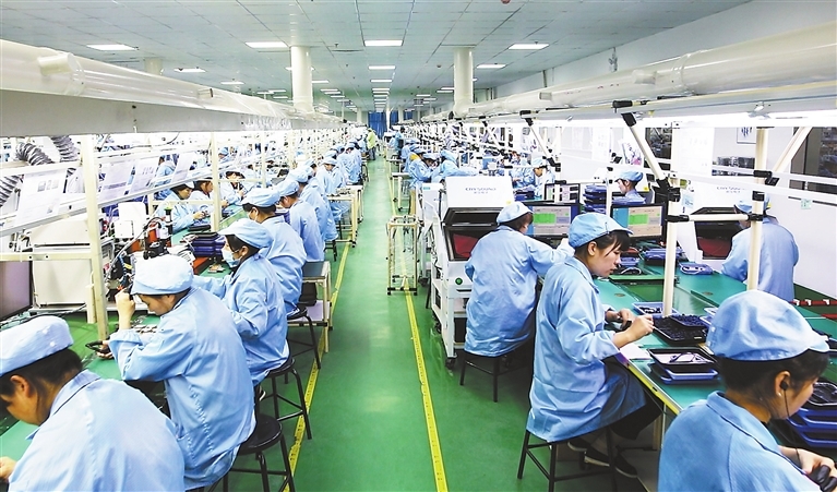 近日，在江西联创宏声电子股份有限公司生产车间，工人正在对电声器件进行装配、检测。（图片由受访企业提供）