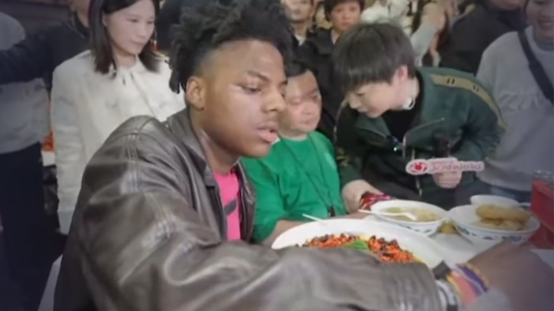 曾在“甲亢哥”直播中生硬要求“卤鹅哥”让座引争议，文和友创始人翁东华卸任