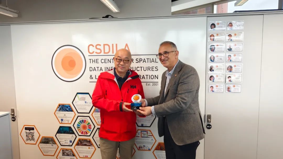 张志华院长获奖并与阿巴斯教授交流