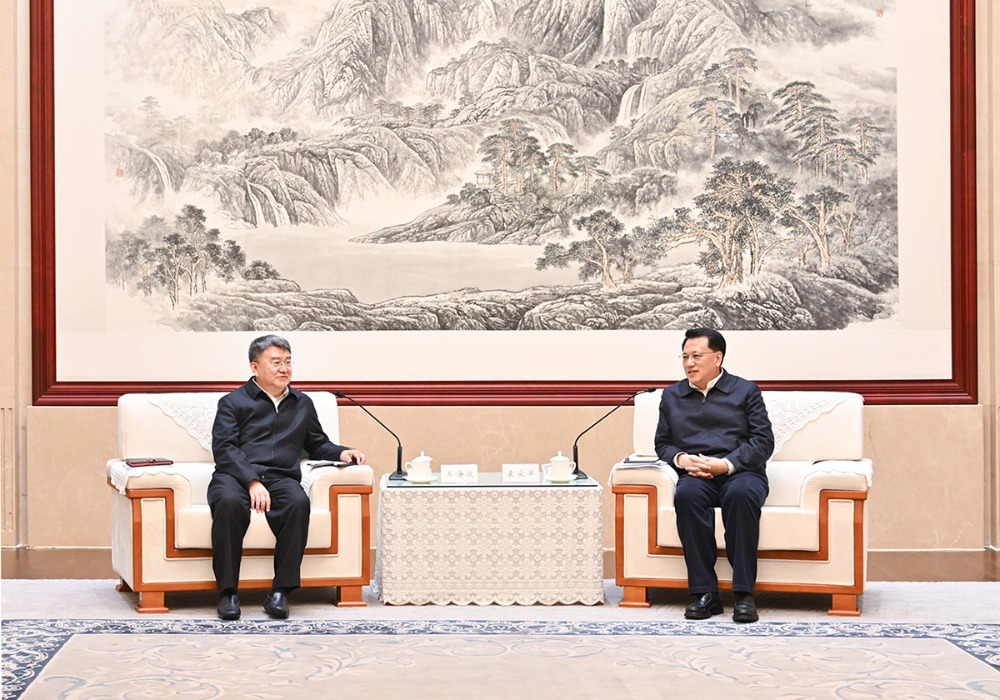 ▲4月23日上午，市委书记袁家军会见中国电子科技集团党组书记、董事长王海波。记者 刘力 摄